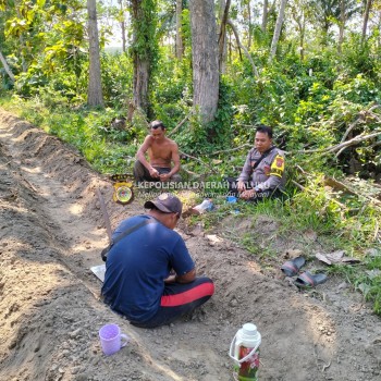 Bhabinkamtibmas Desa Parbulu Sambang Warga Desa Binaan