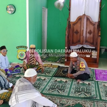 Bhabinkamtibmas Desa Pela Lakukan Jumat Curhat Dengan Para Tokoh Agama