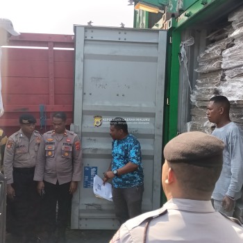 Polda Maluku Amankan Ribuan Bilik Suara ke KPU Bursel