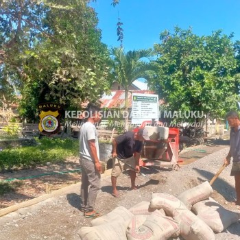 Bhabinkamtibmas Desa Bara Monitoring Pengerjaan Jalan Rabat Beton Desa Bara