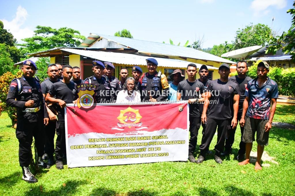 Jelang HUT ke-78 Korps Brimob Polri Satbrimobda Maluku Bedah Rumah Warakawuri