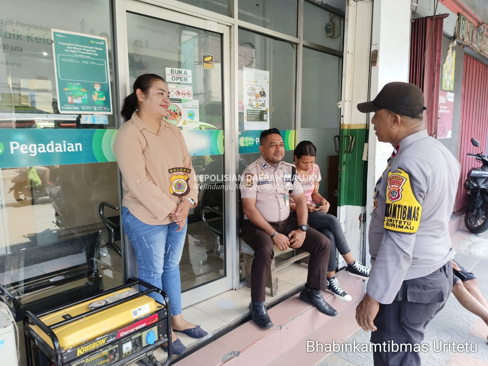 Bhabinkamtibmas Kel.Uritetu Lakukan Patroli Sekaligus Menyambangi Warga dan Sampaikan Himbauan Kamtibmas Secara Humanis