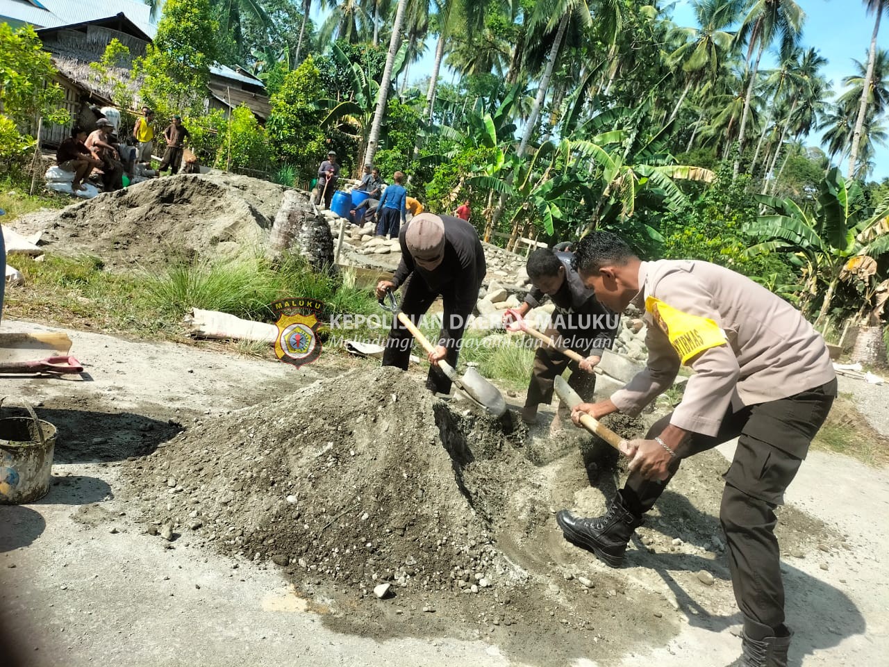 BHABIN SARTO ISILA BANTU WARGA DUSUN TAPINALU DALAM KEGIATAN KERJA BAKTI