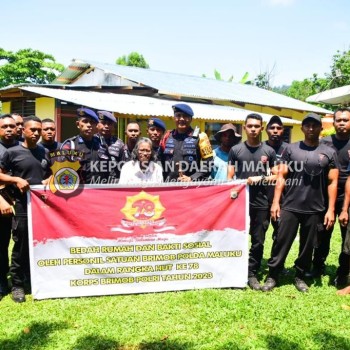 Jelang HUT ke-78 Korps Brimob Polri Satbrimobda Maluku Bedah Rumah Warakawuri