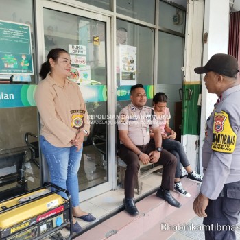 Bhabinkamtibmas Kel.Uritetu Lakukan Patroli Sekaligus Menyambangi Warga dan Sampaikan Himbauan Kamtibmas Secara Humanis