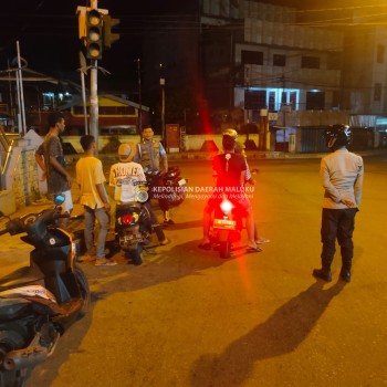 Polsek Nusaniwe Gencar Patroli Malam, Sampaikan Himbauan Kamtibmas dengan Humanis