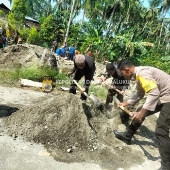 BHABIN SARTO ISILA BANTU WARGA DUSUN TAPINALU DALAM KEGIATAN KERJA BAKTI