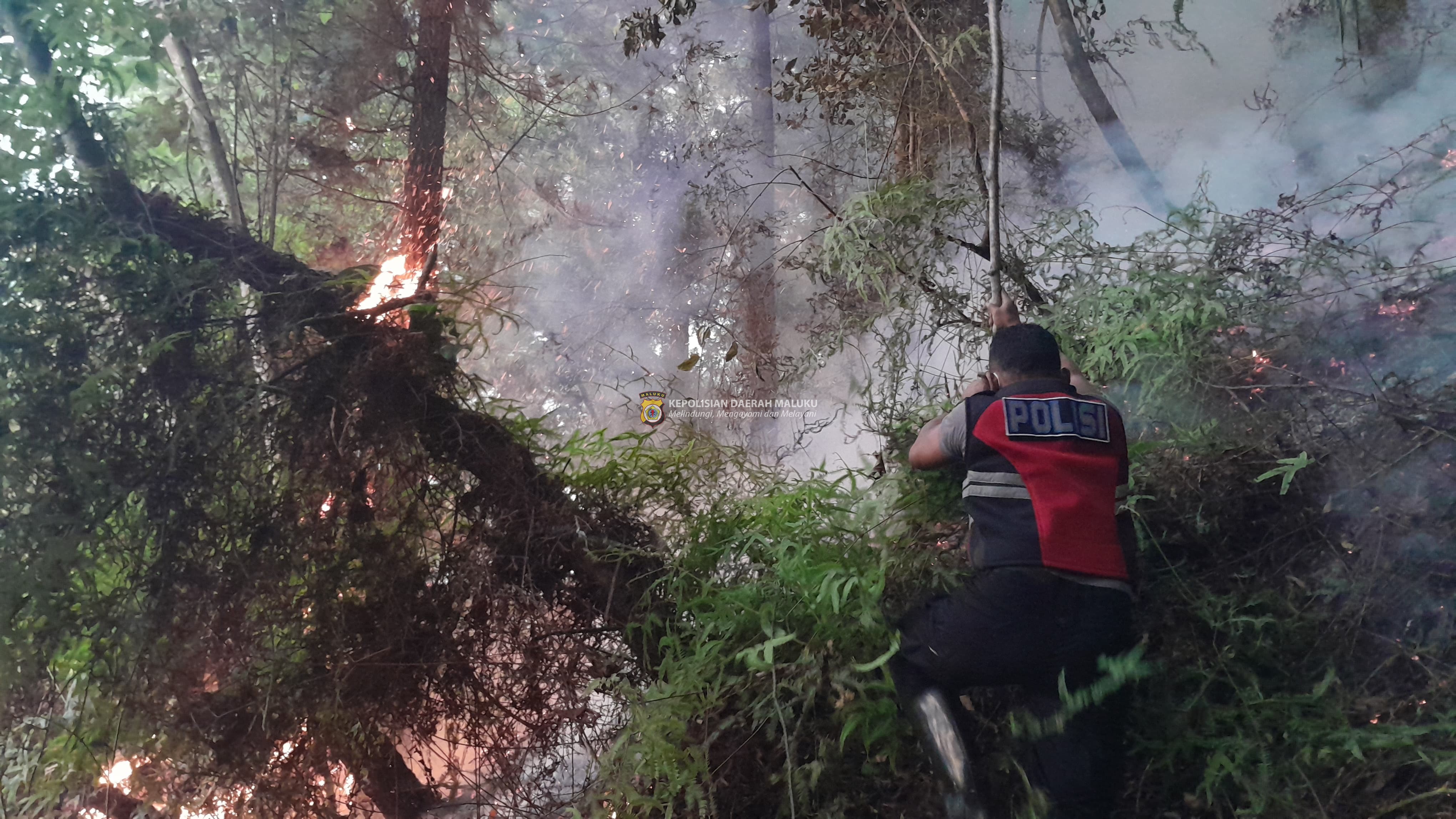 Bhabinkamtibmas bersama dengan Babinsa Dan Warga Bahu Membahu Padamkan Kebakaran Hutan dan Lahan