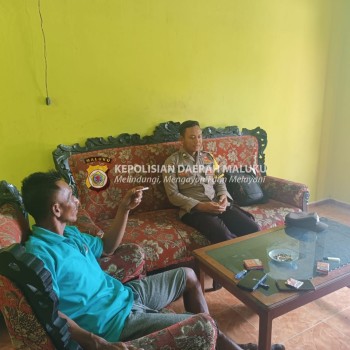 Bhabinkamtibmas Desa Waetele DDS Dengan Warga Desa Binaan