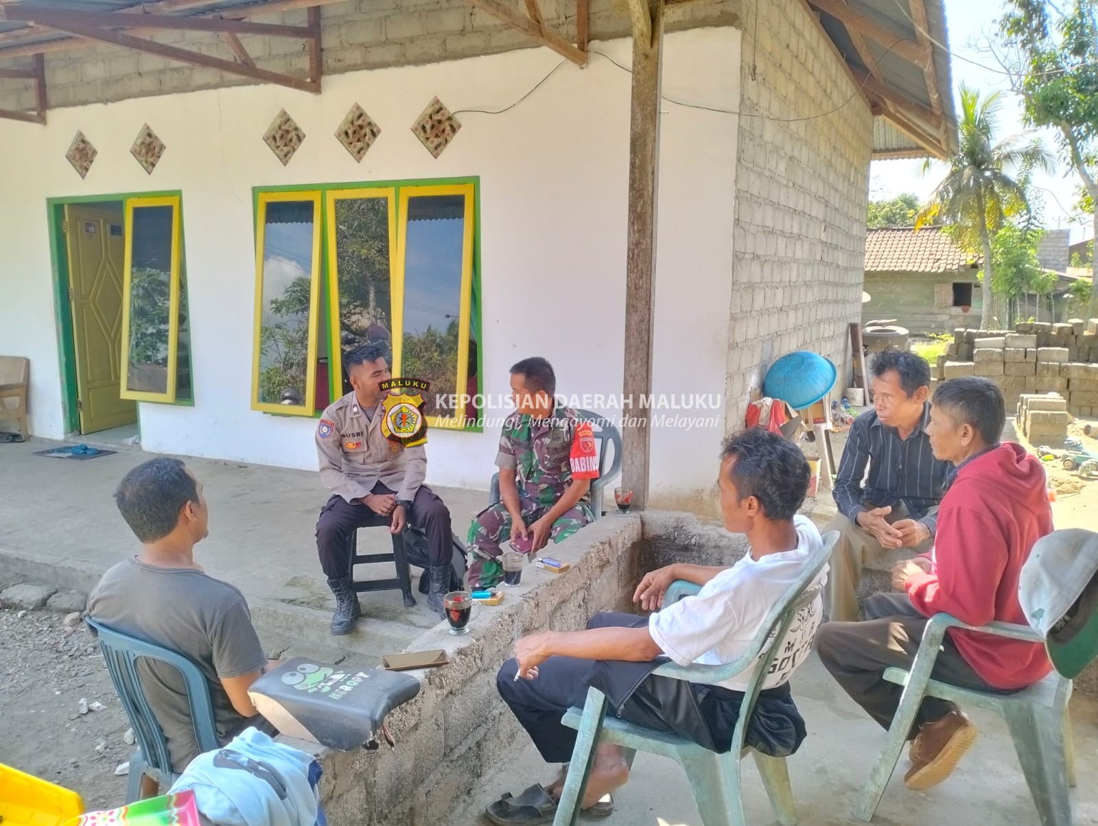 Bhabinkamtibmas Desa Waekasar Sambang Warga Desa Binaan