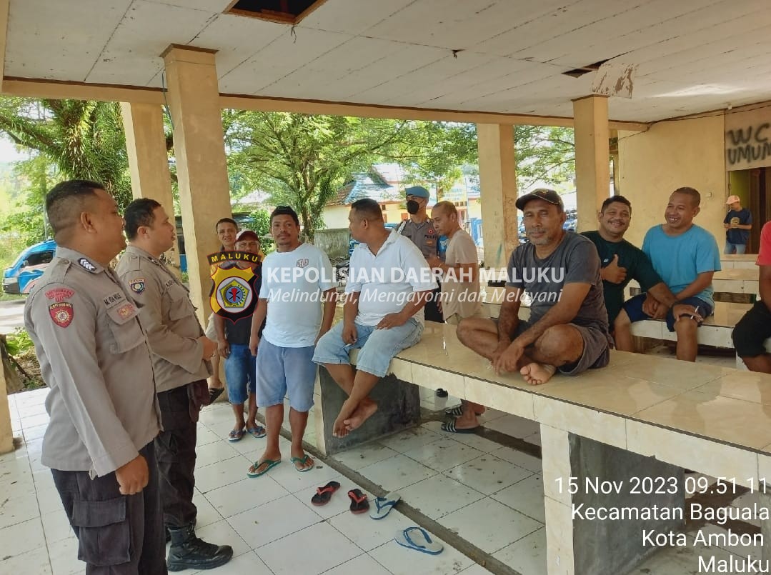 Patroli Dialogis Polsek Baguala Pantau Situasi Kamtibmas dan Sambangi Warga