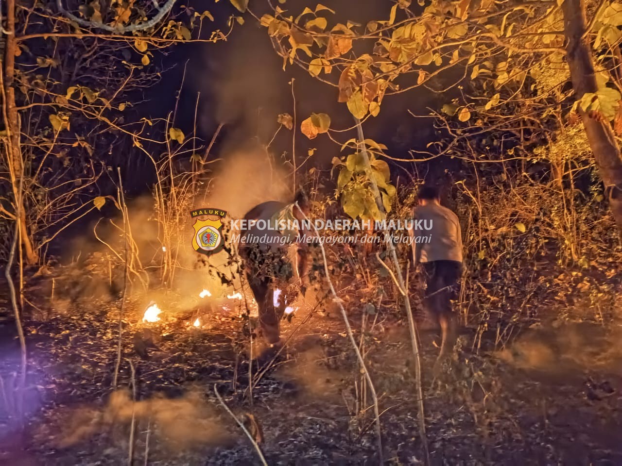 Personel Polsek Serwaru Bersama Warga Bahu Membahu Padamkan Kebakaran Hutan dan Lahan