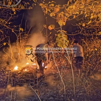 Personel Polsek Serwaru Bersama Warga Bahu Membahu Padamkan Kebakaran Hutan dan Lahan