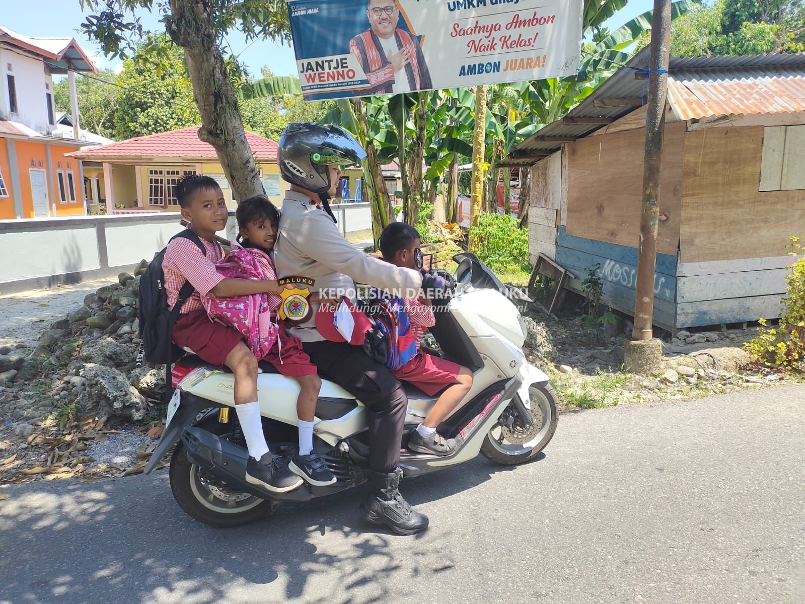 Polisi Sahabat Anak : Kapolsek Leihitu Bersama Personilnya Antarkan anak sekolah pulang dengan aman