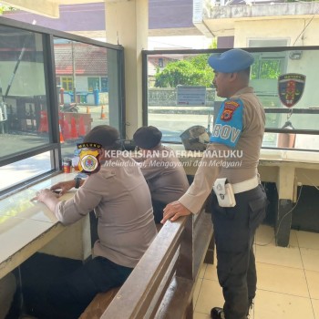 Personil Propam Melaksanakan Pengecekan Terhadap Personil Piket Penjagaan Mako Polresta Ambon