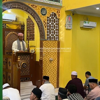 Kabagbinopsnal Ditpolairud Polda Maluku jadi Khatib Jumat di Masjid Nurul Mujahidin Permi Ambon