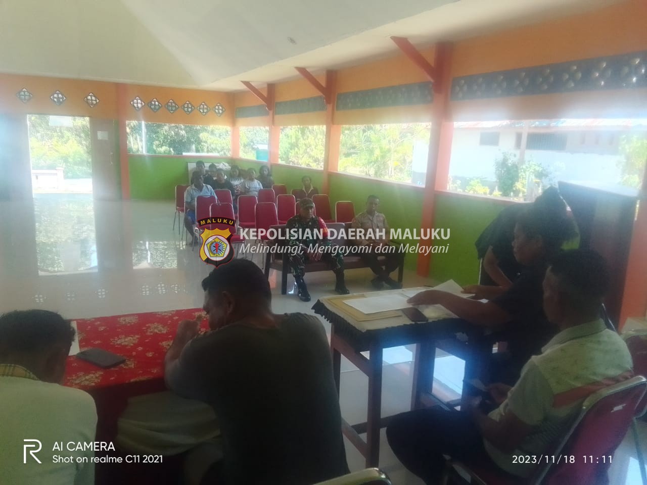 POLISI HADIR PENYALURAN BANTUAN LANGSUNG TUNAI OLEH KADES UWEN