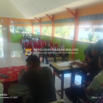 POLISI HADIR PENYALURAN BANTUAN LANGSUNG TUNAI OLEH KADES UWEN