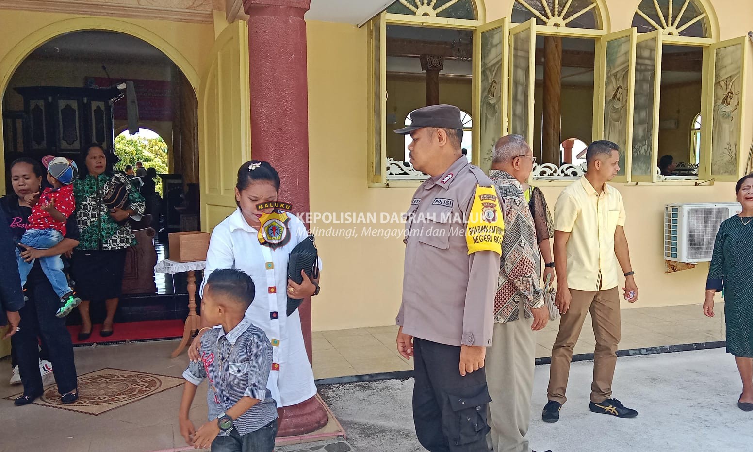 Bhabinkamtibmas Negeri BOOI lakukan Pengamanan Ibadah Minggu di Gereja BETHEL Negeri Booi