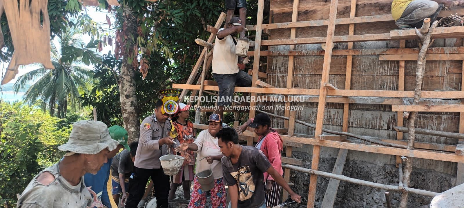 Bangkitkan Semangat Gotong Royong, Bhabinkamtibmas Wowonda Bantu Warga Mengecor Tempat Penampungan Air