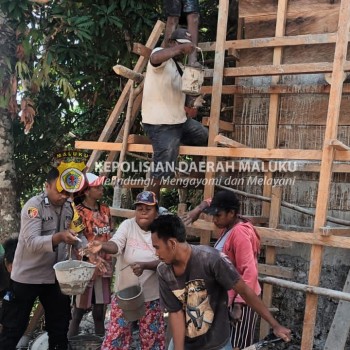 Bangkitkan Semangat Gotong Royong, Bhabinkamtibmas Wowonda Bantu Warga Mengecor Tempat Penampungan Air