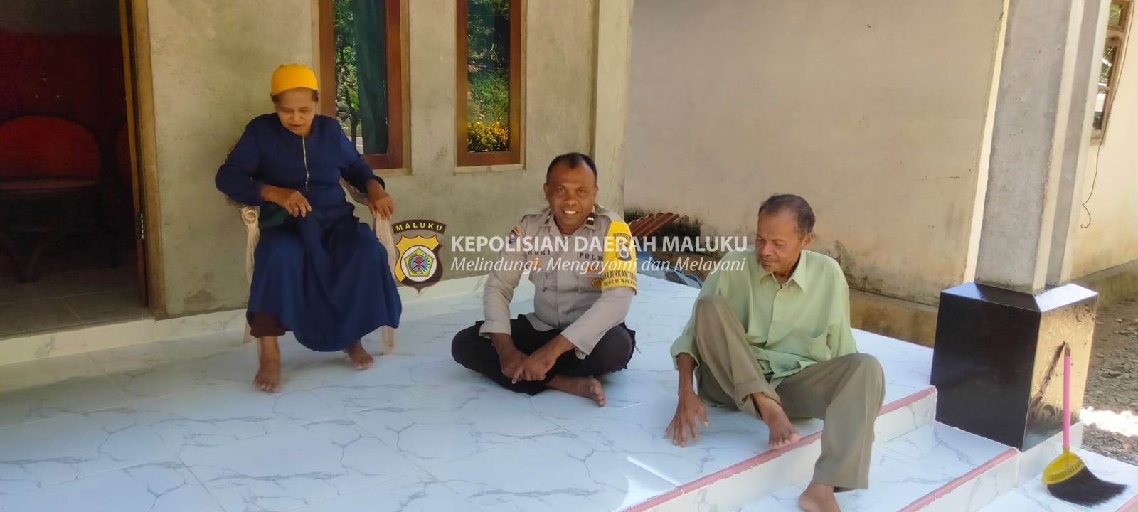 Bhabinkamtibmas Negeri Wakasihu Jalankan Patroli sekaligus Sambang DDS untuk Tingkatkan Kedekatan dengan Warga