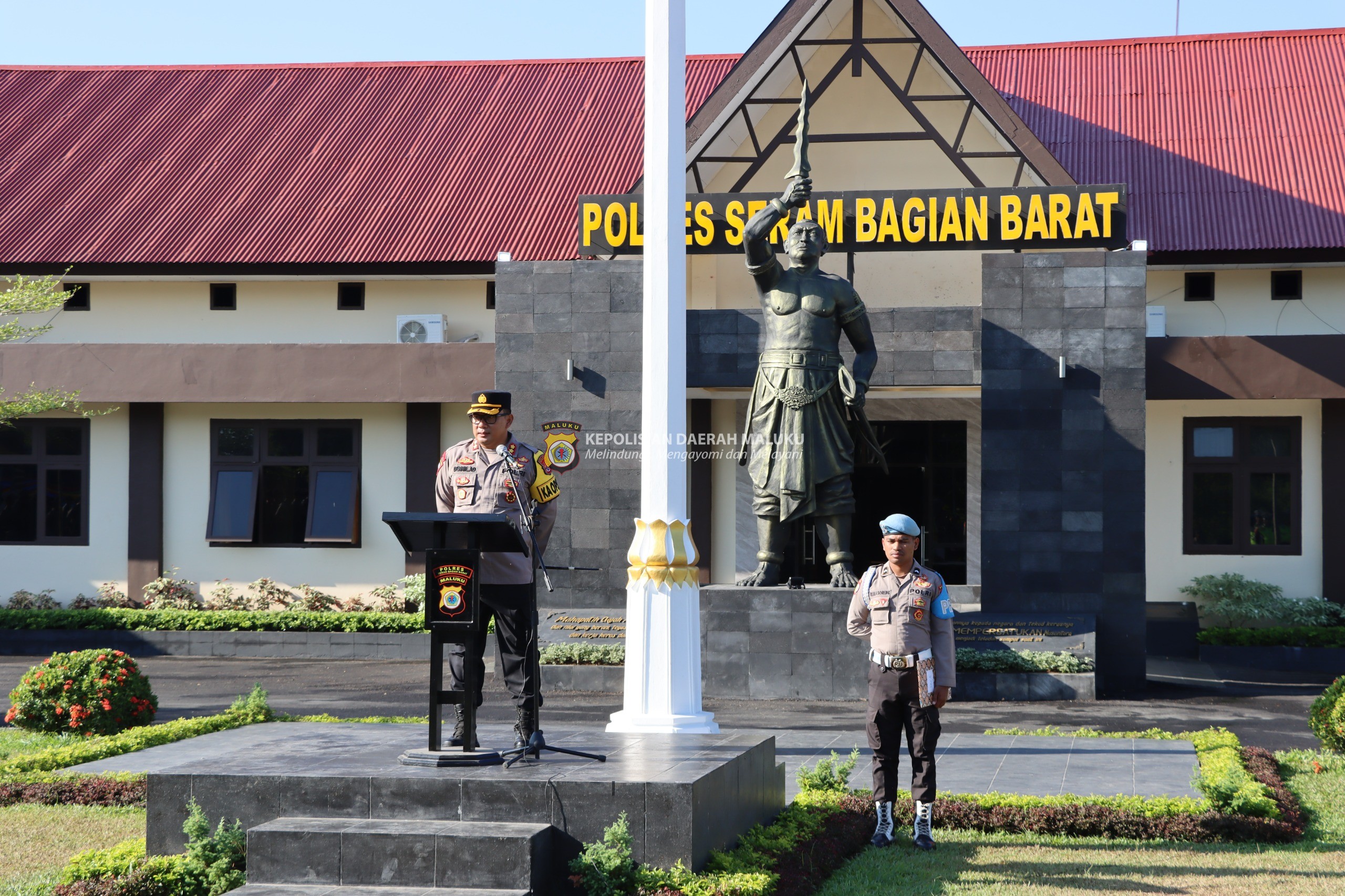 Komitmen Profesionalisme Polres Seram Bagian Barat melaksanakan apel pagi Kapolres memberikan penghargaan & apresiasi kepada seluruh personel