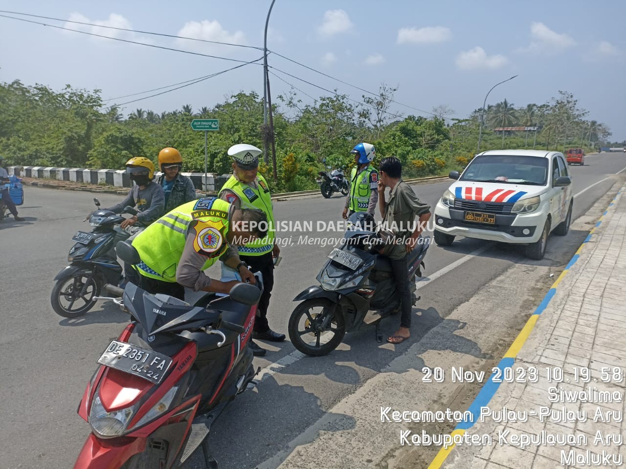 Sat lantas Polres Kepulauan Aru Laksanakan Tilang Manual Kepada Pengendara Motor Yang Melanggar Lalulintas.