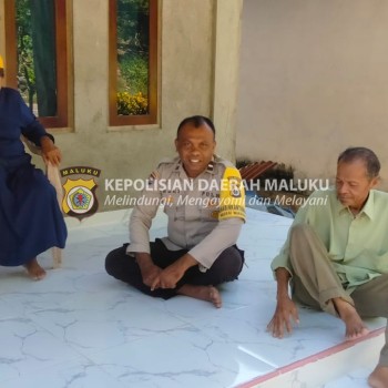 Bhabinkamtibmas Negeri Wakasihu Jalankan Patroli sekaligus Sambang DDS untuk Tingkatkan Kedekatan dengan Warga