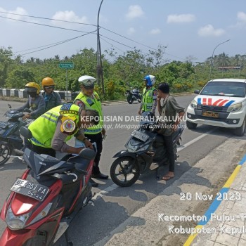 Sat lantas Polres Kepulauan Aru Laksanakan Tilang Manual Kepada Pengendara Motor Yang Melanggar Lalulintas.