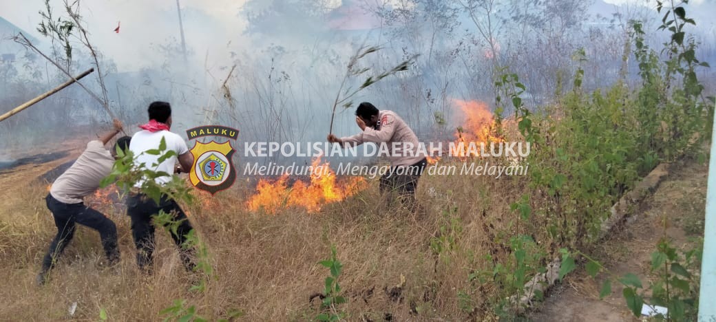 Kapolsek Selaru Pimpin Personel Padamkan Kebakaran Hutan dan Lahan