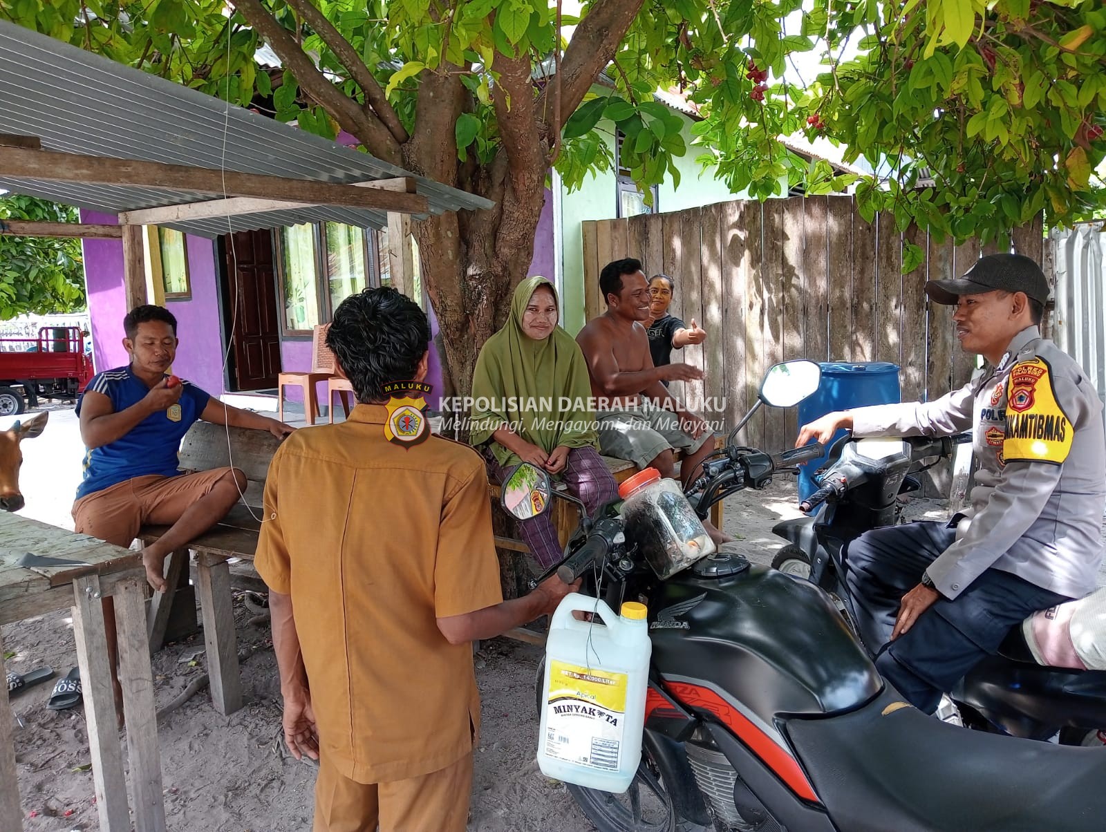 Bhabinkamtibmas Desa Waprea Sambang Warga Desa Binaan