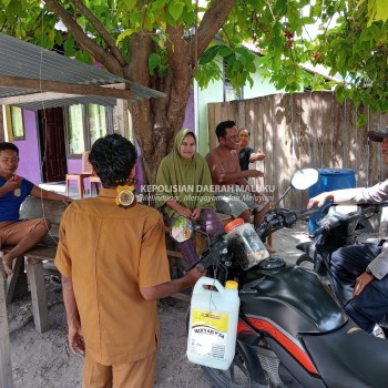 Bhabinkamtibmas Desa Waprea Sambang Warga Desa Binaan