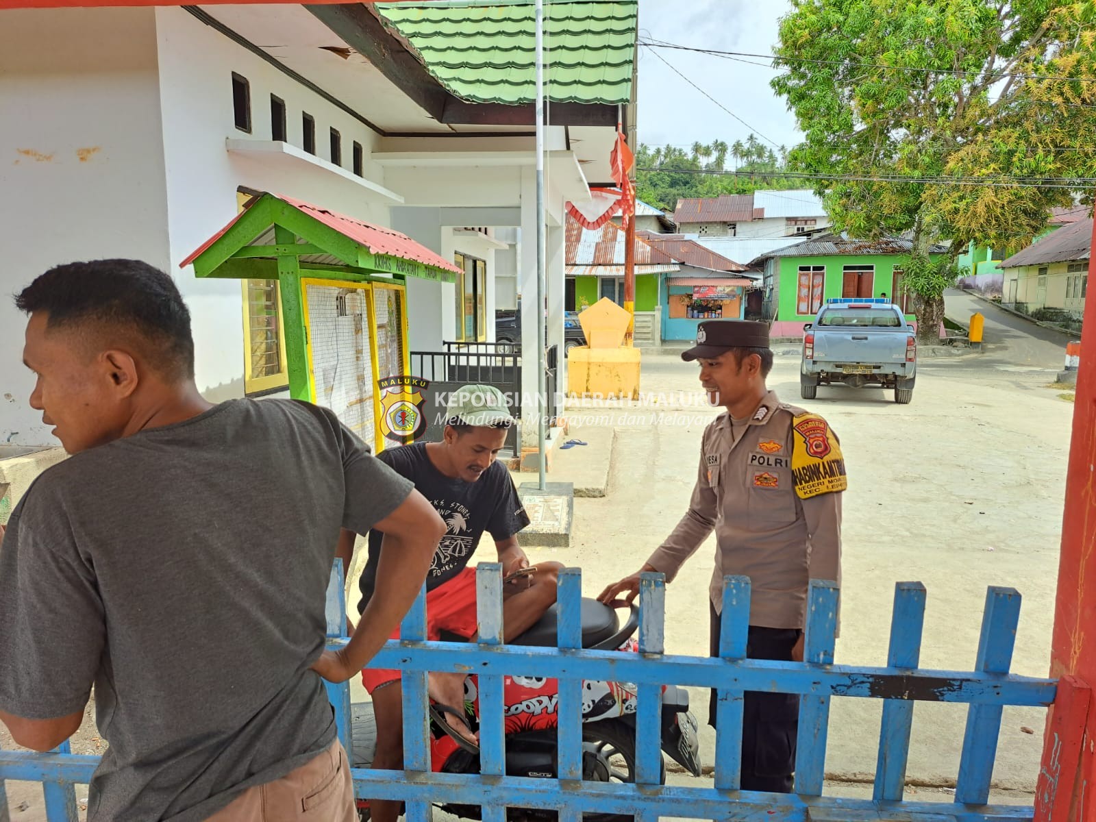 Bhabinkamtibmas Negeri Morella Sambangi Warga dan Sampaikan Pesan Kamtibmas di Wilayah Kecamatan Leihitu