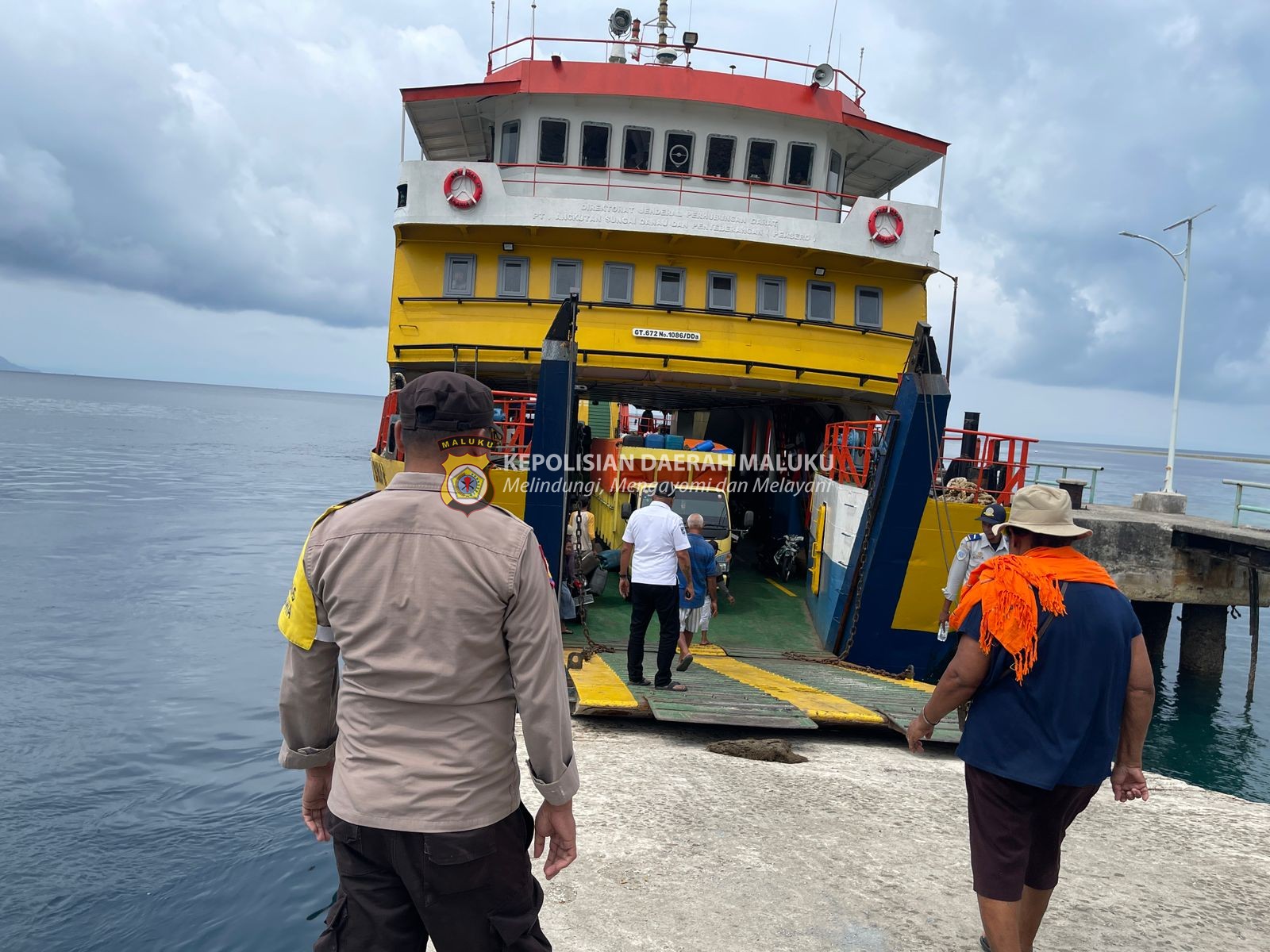 Polsek Nusalaut Laksanakan Pengamanan Di Pelabuhan Penyeberangan