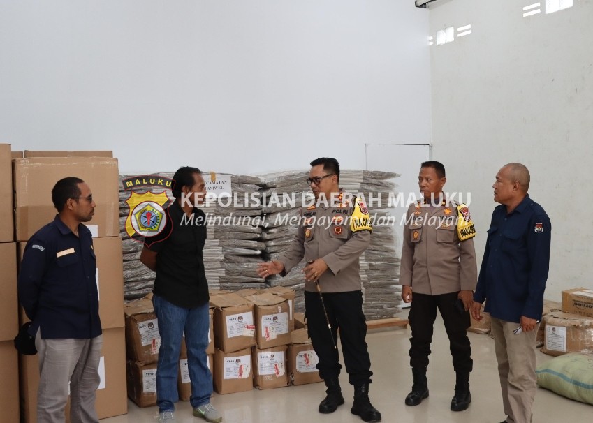 Memastikan Logistik Pemilu Aman, Kapolres SBB Cek Langsung Gudang Penyimpanan