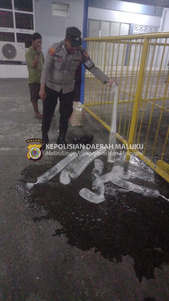 Polsek KPYS Ambon Amankan 20 liter Miras