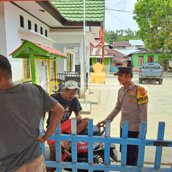 Bhabinkamtibmas Negeri Morella Sambangi Warga dan Sampaikan Pesan Kamtibmas di Wilayah Kecamatan Leihitu