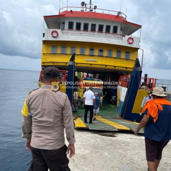 Polsek Nusalaut Laksanakan Pengamanan Di Pelabuhan Penyeberangan