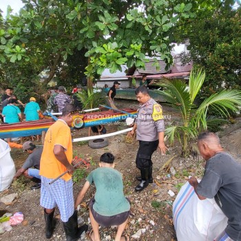 Bhabinkamtibmas Galala bersama Babinsa lakukan kerja Bakti  dengan Warga