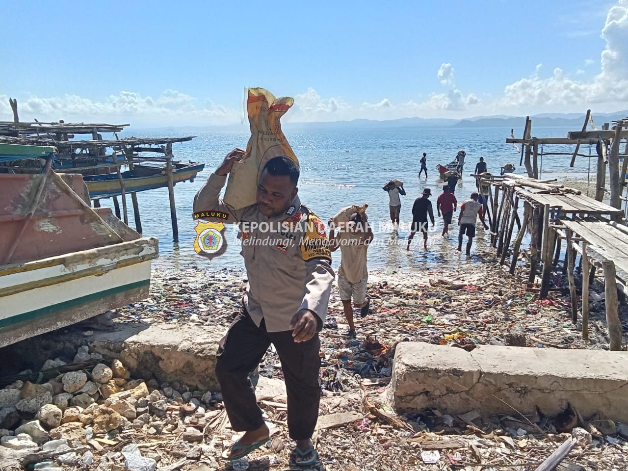 Bhabinkamtibmas Buano Utara bersama Warga Jemaat Buano Selatan Lakukan Kerja Bakti Angkat Pasir