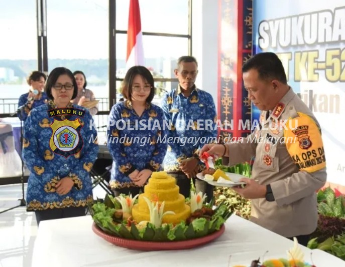 Hadiri HUT ke-52 Korpri, Kapolda Bantu ASN Polda Maluku yang Sakit