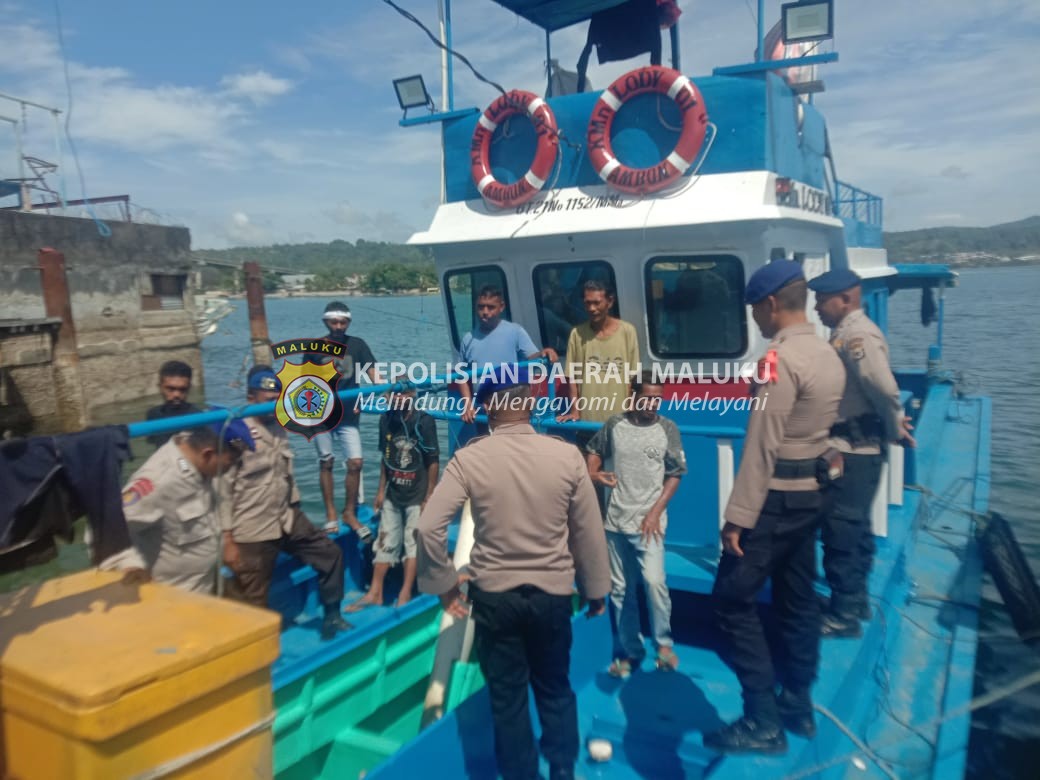 Sambangi Masyarakat Pesisir, Polairud Polda Maluku Sampaikan Pesan Kamtibmas