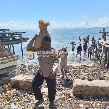 Bhabinkamtibmas Buano Utara bersama Warga Jemaat Buano Selatan Lakukan Kerja Bakti Angkat Pasir