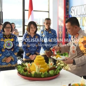 Hadiri HUT ke-52 Korpri, Kapolda Bantu ASN Polda Maluku yang Sakit