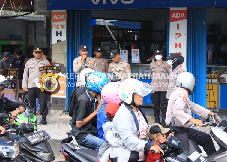 Personel Polda Maluku Laksanakan Sosialisasi Kepada Masyarakat di Kota Ambon