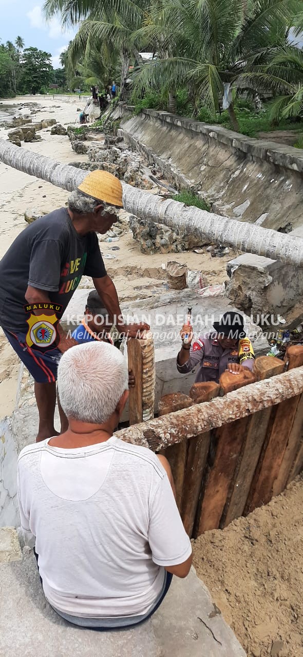 Bersama Masyarakat Bhabinkamtibmas Aipda Jeko Keliduan Bangun Tanggul Penghalang Ombak Di Desa Wangel.