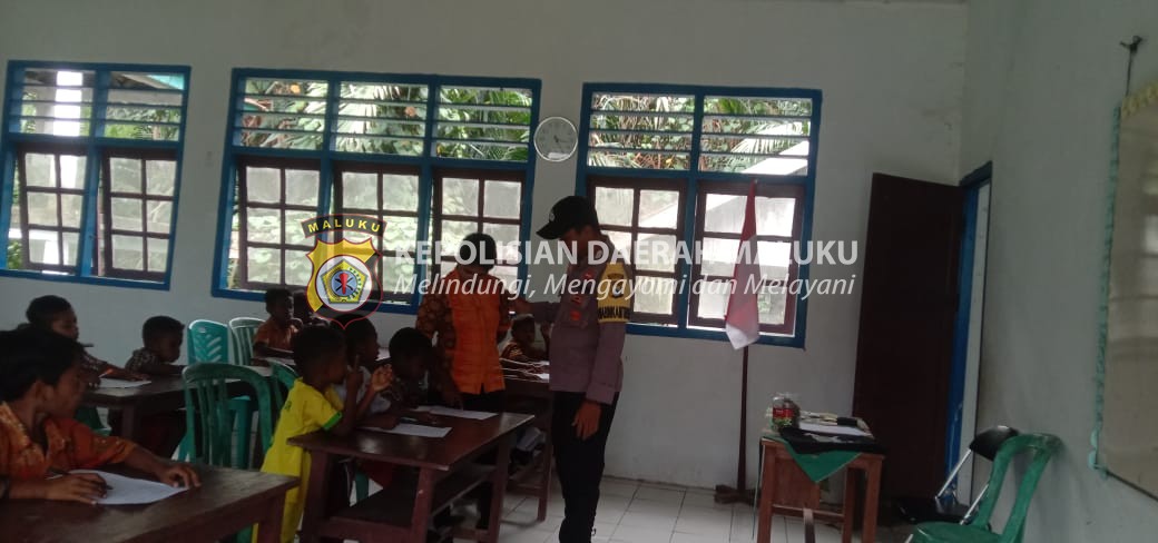 Bantu Proses Ulangan Siswa SD Bripka Aldon Pessy Bhabinkamtibmas Desa Tunguwatu Peduli Pada Pendidikan.