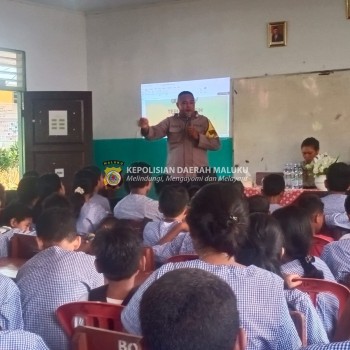 Bhabinkamtibmas Sosialisasikan Anti-Bullying di SMP Negeri 10 Ambon Negeri Soya