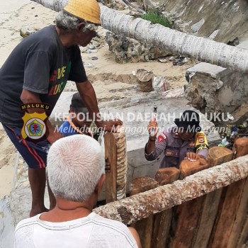 Bersama Masyarakat Bhabinkamtibmas Aipda Jeko Keliduan Bangun Tanggul Penghalang Ombak Di Desa Wangel.